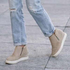 Caslon‎ Wedge Sneakers Women's 11M Heel Suede Leather Side Zip Closure Beige
